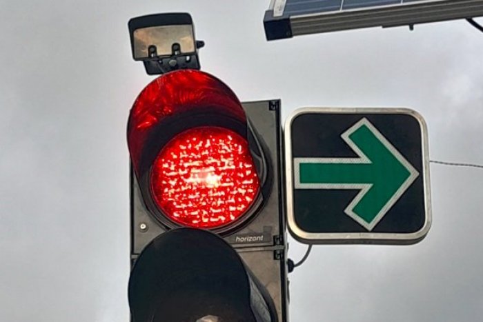 Ilustračný obrázok k článku Vodiči, POZOR! Pri Bratislave sa objavila unikátna ZNAČKA: Čo znamená ZELENÁ šípka?