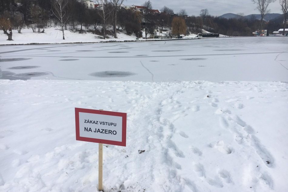 Ilustračný obrázok k článku Udreli MRAZY, no na ľad vás nepustia: Prečo platí ZÁKAZ na bystrickom kúpalisku? FOTO
