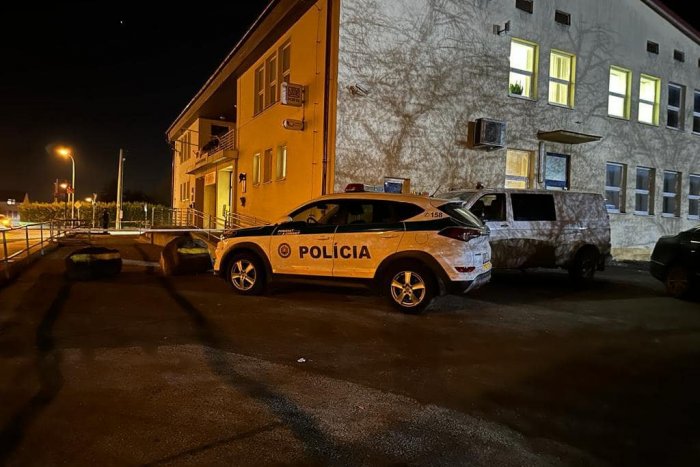 Ilustračný obrázok k článku Lúpežný PREPAD v Nitre: Zlodej s kuklou na hlave vtrhol do pobočky pošty