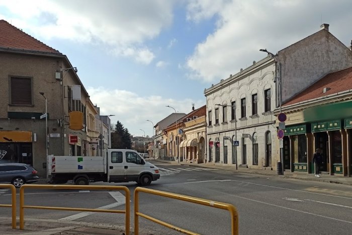 Ilustračný obrázok k článku Nočná hromadná BITKA na Mostnej: Jedného z mužov na zemi kopli do HLAVY!