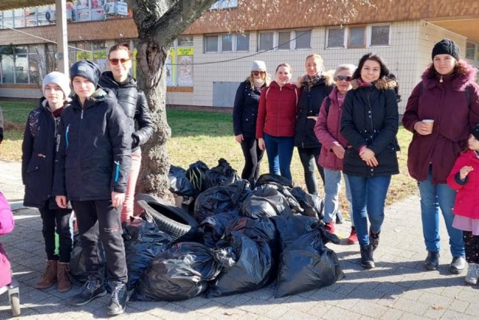 Ilustračný obrázok k článku Z Chrenovej vyniesli 24 vriec ODPADU: V kríkoch našli aj kuchynský drez!