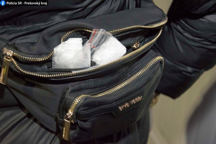 Ilustračný obrázok k článku Kežmarčan má problém: Pred policajtmi vyhodil biele vrecúško, pervitín mu aj tak našli