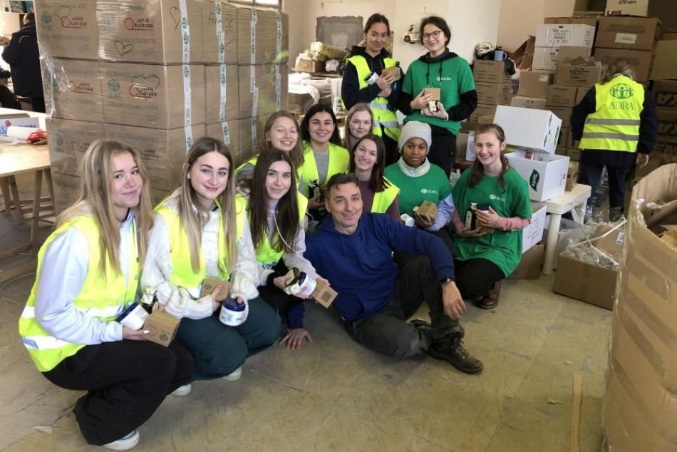 Ilustračný obrázok k článku Študentky „nového gympla“ z Popradu pomáhali Ukrajincom. Balili pre nich potraviny a drogériu