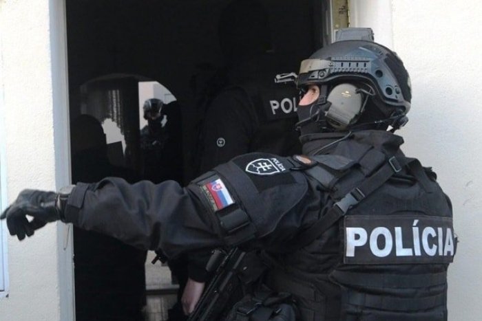 Ilustračný obrázok k článku ZÁSAH v nákupnom centre: Zadržali dílera, drogami mal zásobovať široké okolie