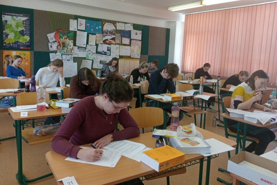 Ilustračný obrázok k článku BILINGVALISTI Z POPRADU MAJÚ ČASŤ MATURITY ZA SEBOU. TRI DNI MALI PÍSOMKY Z NEMECKÝCH PREDMETOV