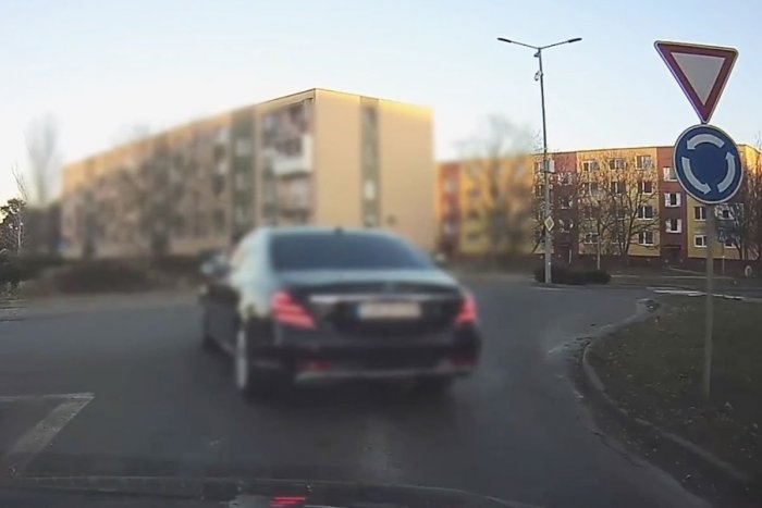 Ilustračný obrázok k článku Vodič ZABLOKOVAL nebezpečne jazdiace auto: Šoférovať mal na mol opitý EXPOSLANEC!