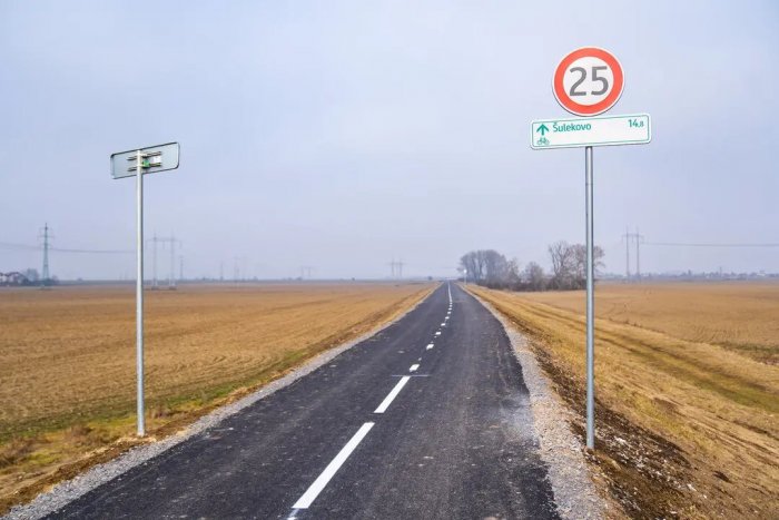 Ilustračný obrázok k článku Dokončili výstavbu úseku Vážskej cyklomagistrály: Pribudlo aj cyklistické odpočívadlo