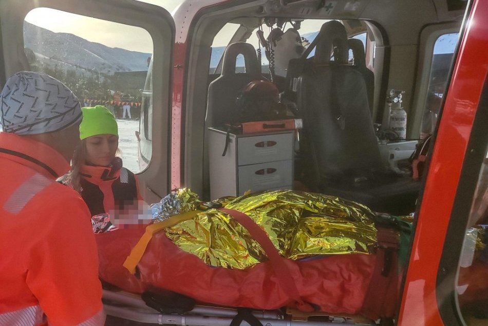 Ilustračný obrázok k článku Ďalšia hrôza na svahu! Lyžiar narazil do 4-člennej rodiny, matku musel odviezť vrtuľník