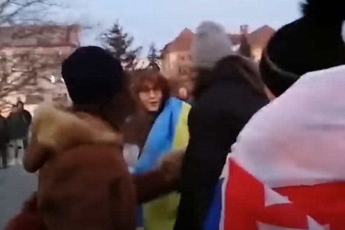 Ilustračný obrázok k článku Šokujúce VIDEO z Pochodu za mier: Bol agresorom učiteľ?