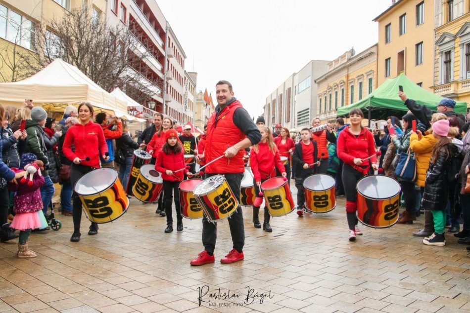 Ilustračný obrázok k článku Obľúbený sprievod aj autogramiáda hokejistov: Nitra ožila fašiangovou zábavou, FOTO