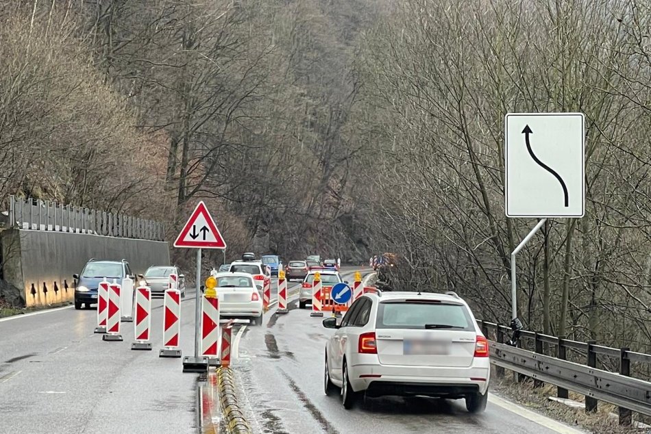 Ilustračný obrázok k článku ŠOFÉRI, na tomto kritickom úseku buďte OPATRNÍ: Zosunula sa tam vozovka! FOTO