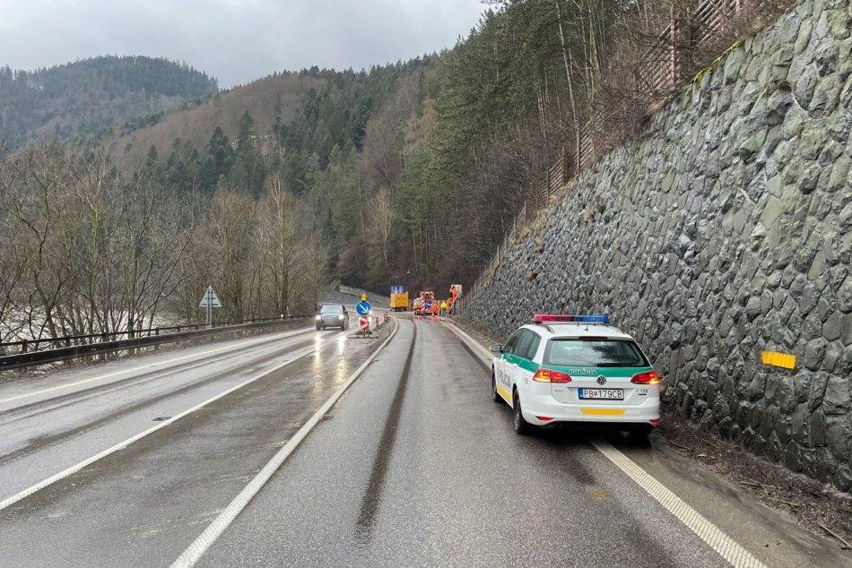 Ilustračný obrázok k článku CESTUJETE autom z Bratislavy na východ po severnej ceste? Pod Strečnom majte PEVNÉ nervy!