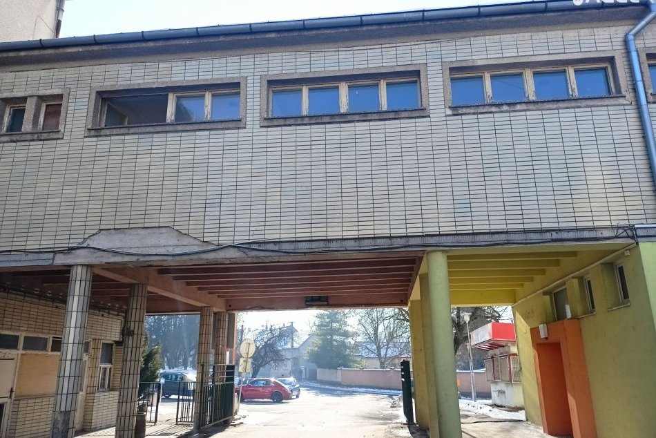 Ilustračný obrázok k článku Veľké ZMENY v areáli zvolenskej nemocnice: Nevyužívané budovy čaká búranie, FOTO