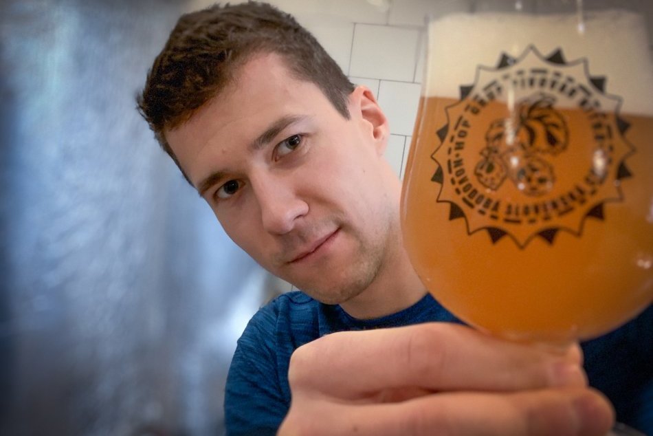 Ilustračný obrázok k článku Na Slovensku navarili prvé PIVO podľa receptu UMELEJ inteligencie: Ako chutí?