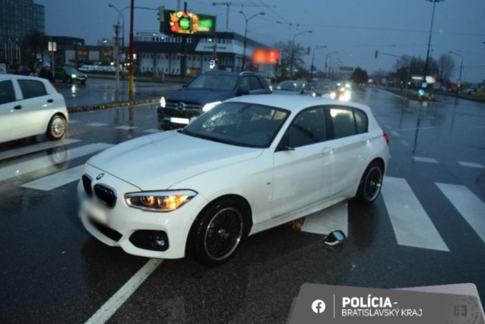Ilustračný obrázok k článku Žena HAZARDOVALA pri prechádzaní cez priechod: ZRAZILO ju auto, skončila v nemocnici