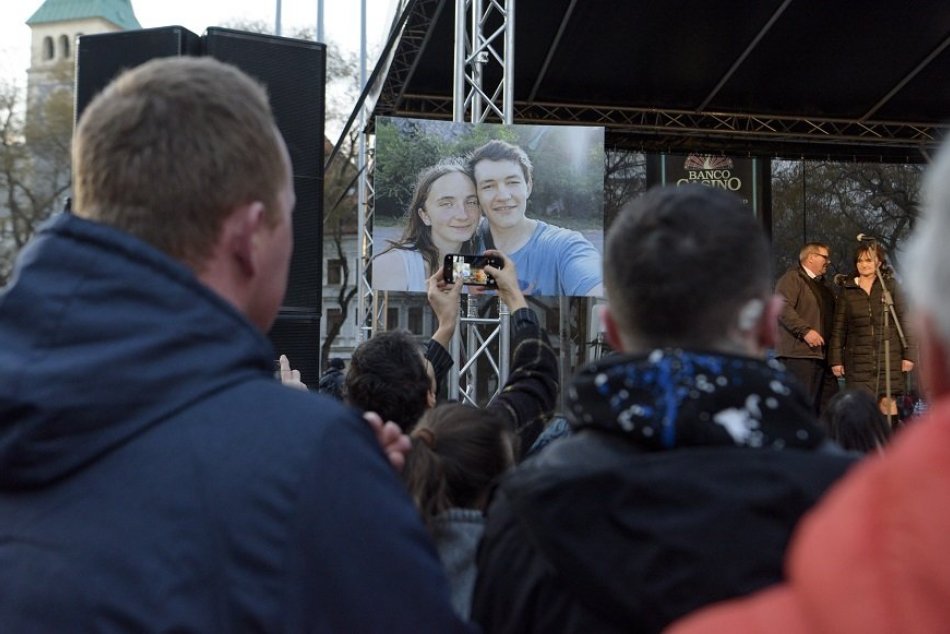 Ilustračný obrázok k článku Stovky Slovákov vyšli do ulíc: Pamiatku Jána a Martiny si uctili u nás i v zahraničí, FOTO
