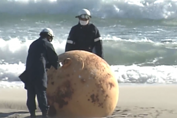Ilustračný obrázok k článku Dračia guľa alebo mína? V Japonsku vyplavilo more obrovskú kovovú guľu, vo vnútri je dutá