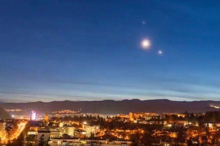 Ilustračný obrázok k článku NÁDHERA nad hlavami Bystričanov: Časozberné VIDEO zachytáva vesmírnu konjunkciu