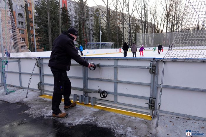 Ilustračný obrázok k článku Na jednom mieste v Poprade si už nezakorčuľujeme: TÚTO ľadovú plochu musia rozpustiť