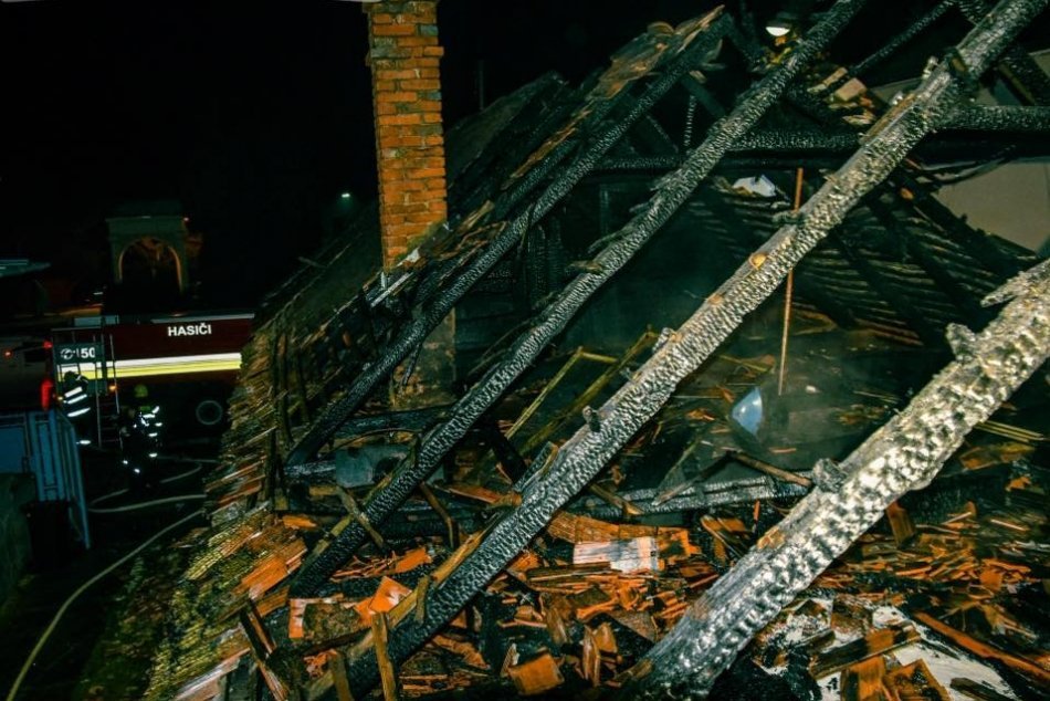 Ilustračný obrázok k článku Policajti chytili PODPAĽAČA: Najprv zapálil kôlňu, potom založil oheň na streche!