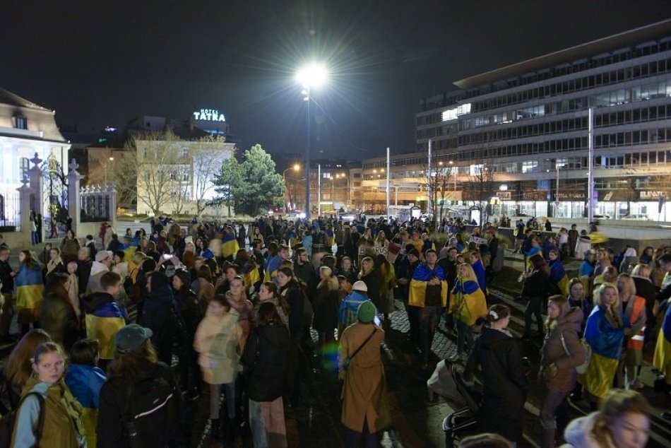 Ilustračný obrázok k článku FOTO: Na zhromaždenie k výročiu vojny proti Ukrajine prišli v Bratislave stovky ľudí