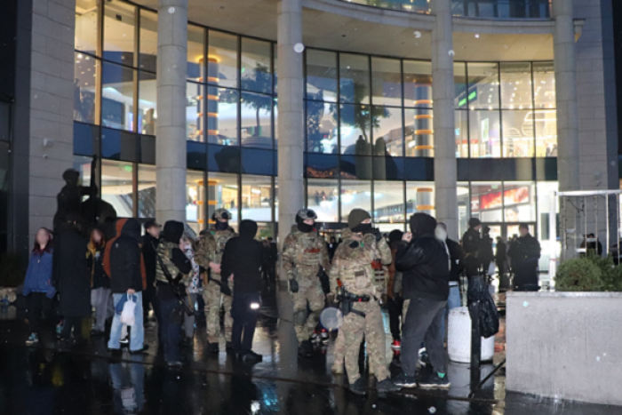 Ilustračný obrázok k článku DIVNÝ trend na Ukrajine a v Rusku: Tínedžeri sa hromadne MLÁTIA v nákupných centrách