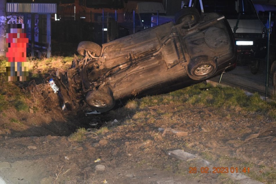 Ilustračný obrázok k článku Pri HROZIVEJ nehode skončilo auto na streche: Spolujazdec na to trpko doplatil, FOTO