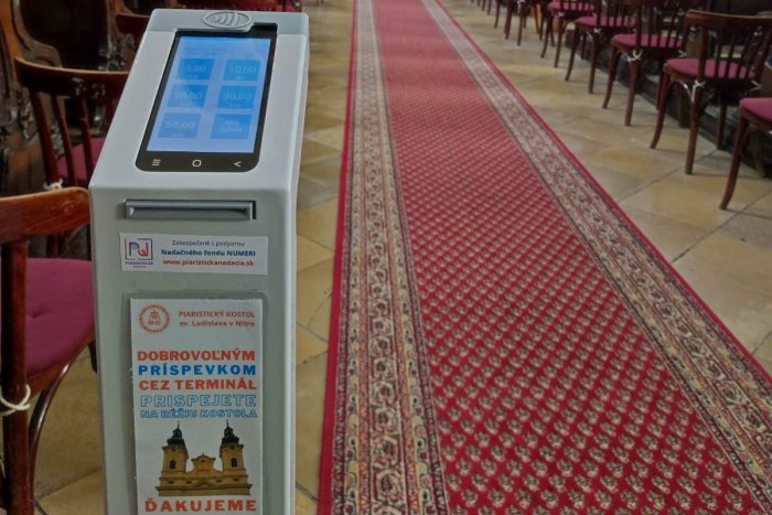 Ilustračný obrázok k článku V nitrianskom kostole pribudol TERMINÁL na milodary: Veriaci môžu platiť KARTOU!