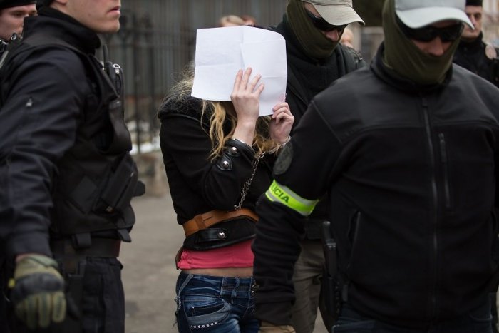 Ilustračný obrázok k článku Najprv močenie na korán, potom VYHRÁŽKY Čaputovej, teraz DRSNÝ verdikt: Sheila ide do basy!