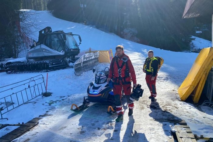 Ilustračný obrázok k článku Obrovské NEŠŤASTIE na svahu: Po náraze do stromu zomrel snowboardista, nemal prilbu