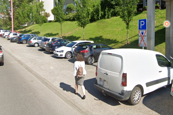 Ilustračný obrázok k článku Mesto zrekonštruuje štrkové parkovisko: Nahradí ho zatrávňovacia dlažba