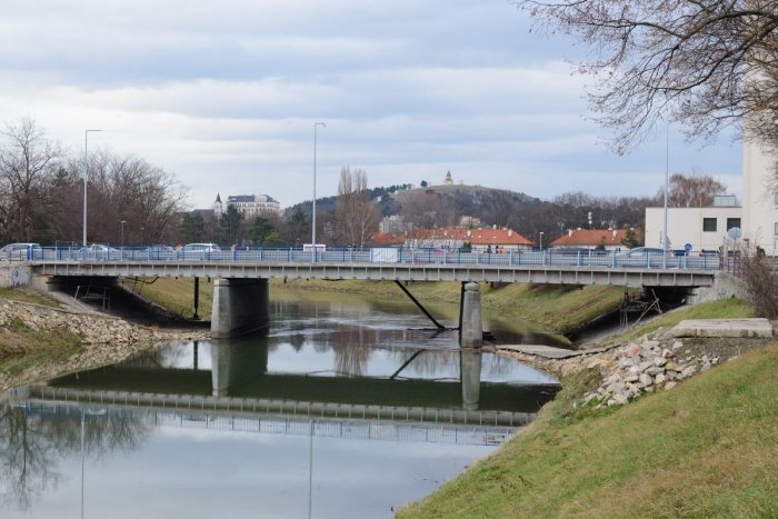 Ilustračný obrázok k článku Dráma na Univerzitnom moste: Muža omrzel život, chcel SKOČIŤ do rieky!