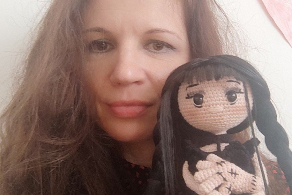 Ilustračný obrázok k článku Evka vyrába nádherné hračky: Šikovnými rukami uháčkuje Macka Uška či Wednesday, FOTO