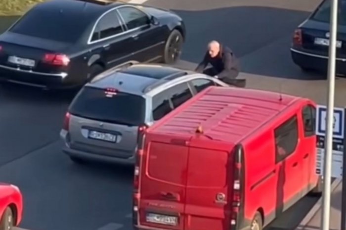 Ilustračný obrázok k článku Muž, ktorý vyskočil na kapotu a odtrhol stierače, neuniesol ROZCHOD! Auto bol dar od člena HAKA