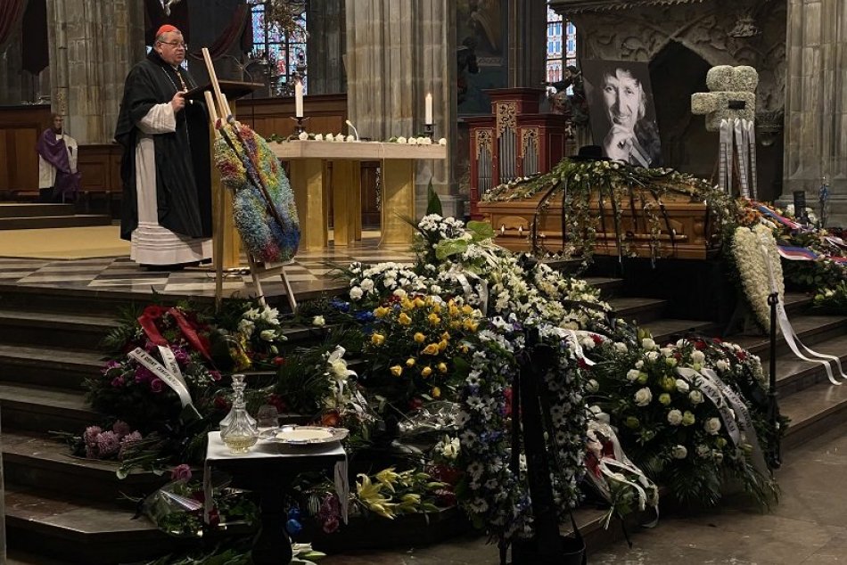 Ilustračný obrázok k článku FOTO: Ľudia sa na Pražskom hrade rozlúčili s filmovým režisérom Jakubiskom