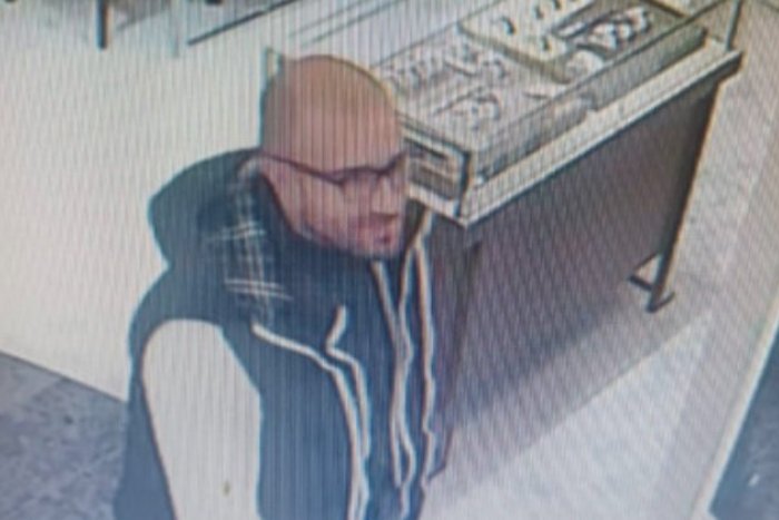 Ilustračný obrázok k článku Jednoduchý fígeľ a luxusné hodinky boli FUČ! Pomôžte polícii dolapiť zlodeja