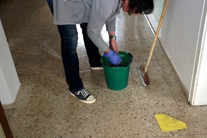 Ilustračný obrázok k článku Bystrická nemocnica hľadá UPRATOVAČKU: Novú posilu láka aj na BENEFITY, aký je PLAT?