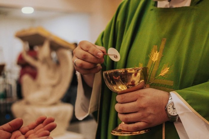 Ilustračný obrázok k článku Deti môžu nahlasovať ZNEUŽÍVANIE kňazmi: Biskupi na to otvoria špeciálne kancelárie