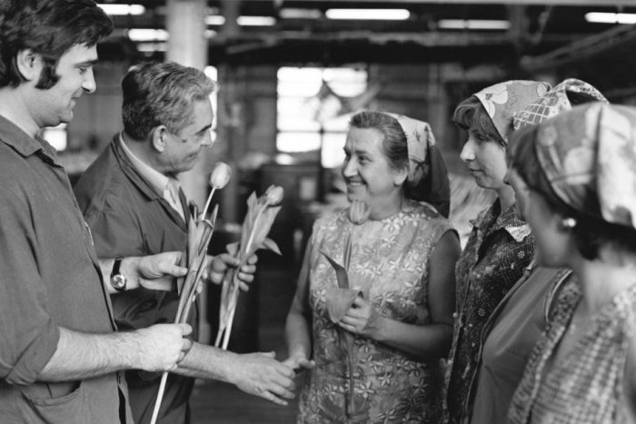 Ilustračný obrázok k článku FOTO: Karafiáty, básničky od pionierov a plné bary mužov. Také boli oslavy MDŽ kedysi