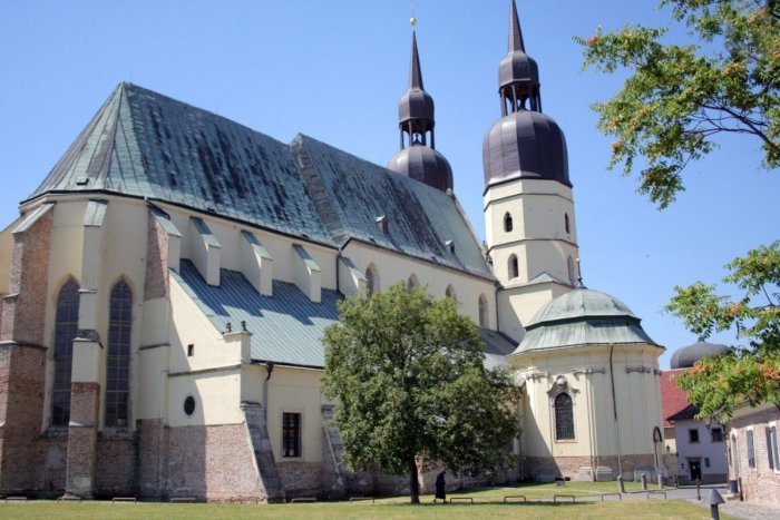 Ilustračný obrázok k článku Medzi baziliku a arcibiskupstvo sa vrátil múr: Odobrili ho aj pamiatkari