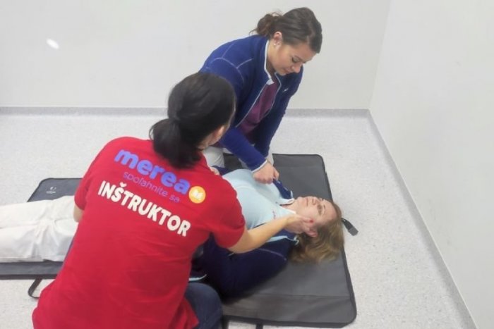 Ilustračný obrázok k článku Užitočné znalosti zdravotníkov komárňanskej nemocnice: Absolvujú kurz záchrany života