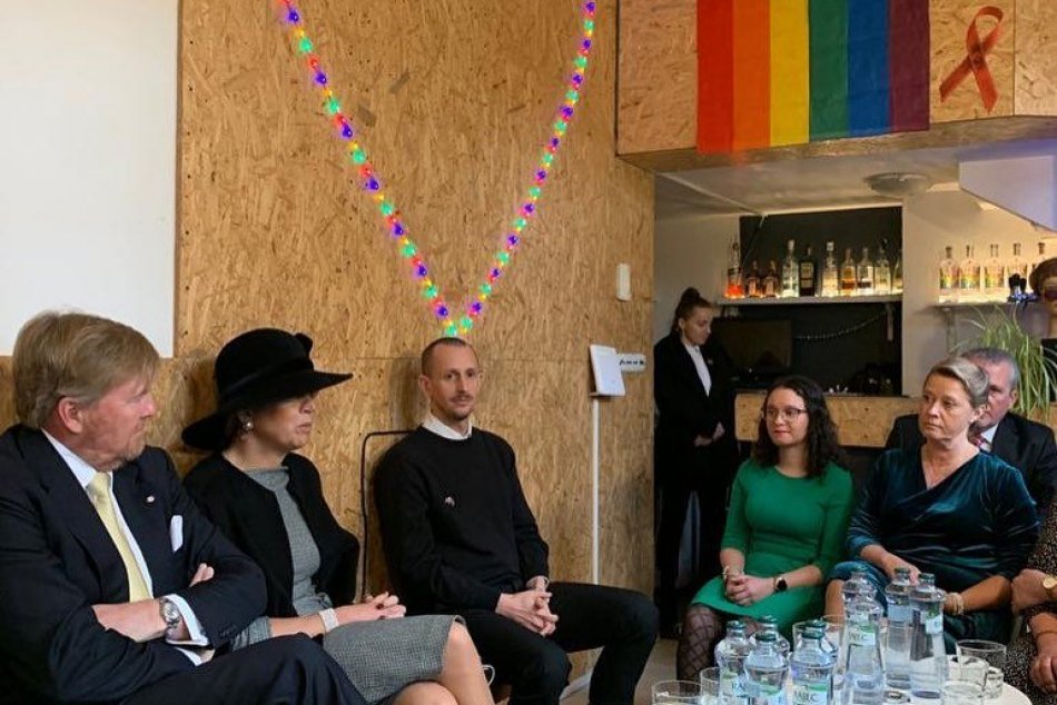 Ilustračný obrázok k článku Holandský kráľ sa vybral do Teplárne: STRETOL sa s príbuznými zastrelených mladíkov, FOTO