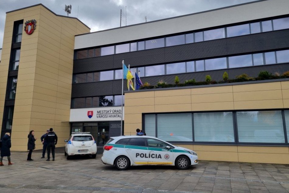 Ilustračný obrázok k článku Nahlásil BOMBU na mestskom úrade: Polícia obvinila mladého ŠAĽANA!