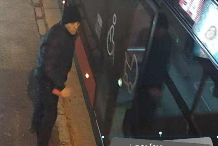 Ilustračný obrázok k článku Na rušnej ulici v Bratislave VYTRHOL žene KABELKU a ušiel: Po zlodejovi PÁTRA polícia