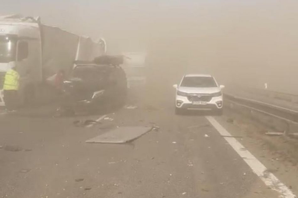 Ilustračný obrázok k článku Západ Slovenska zasiahla PIESOČNÁ búrka! Diaľnicu D2 museli obojsmerne UZAVRIEŤ, FOTO