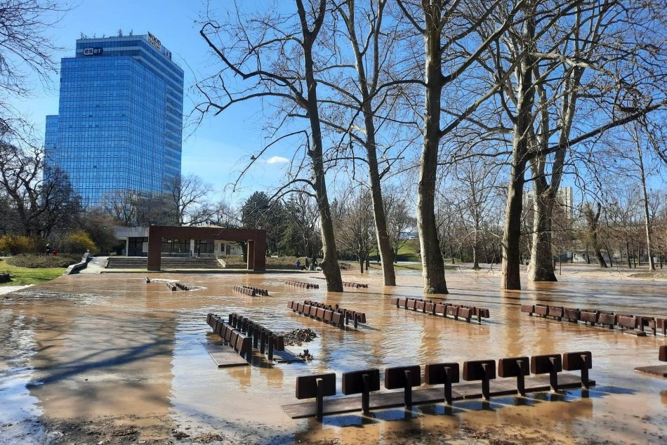 Ilustračný obrázok k článku ZÁPLAVY v Bratislave majú dohru: Po tejto ceste sa nedostanete, je NEPREJAZDNÁ