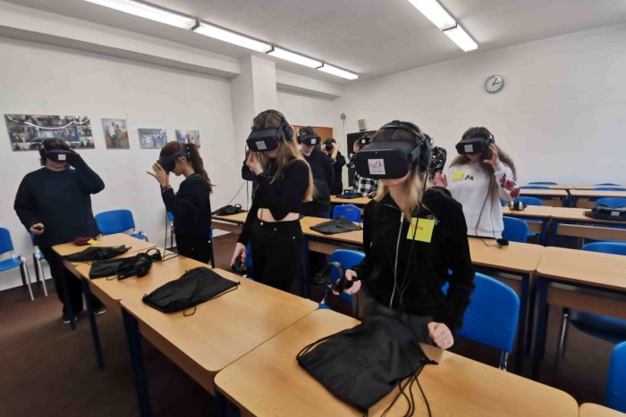 Ilustračný obrázok k článku Nové praktiky na Važeckej škole: Žiaci s okuliarmi boli bezdomovcami a pocítili reakcie