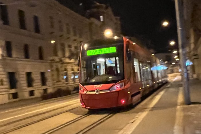 Ilustračný obrázok k článku AGRESÍVNY párik napadol vodiča električky: Potom si muž stiahol gate a žena ho uspokojovala