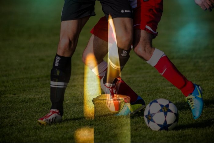 Ilustračný obrázok k článku SVET O SLOVENSKU: V Írsku zomrel Slovák, otec SIEDMICH detí... Srdcervúce gesto futbalistov