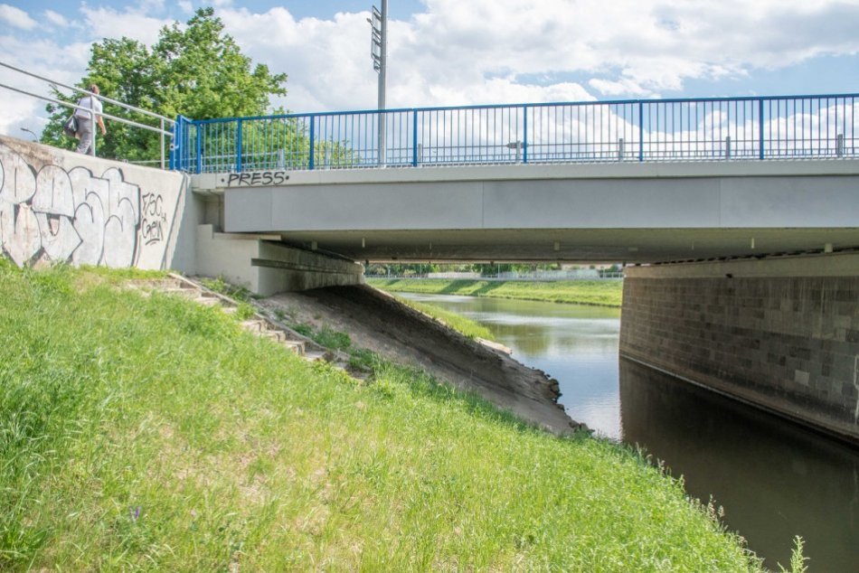 Ilustračný obrázok k článku Pod Univerzitným mostom v Nitre sa začne výstavba podjazdu: Úsek oplotia